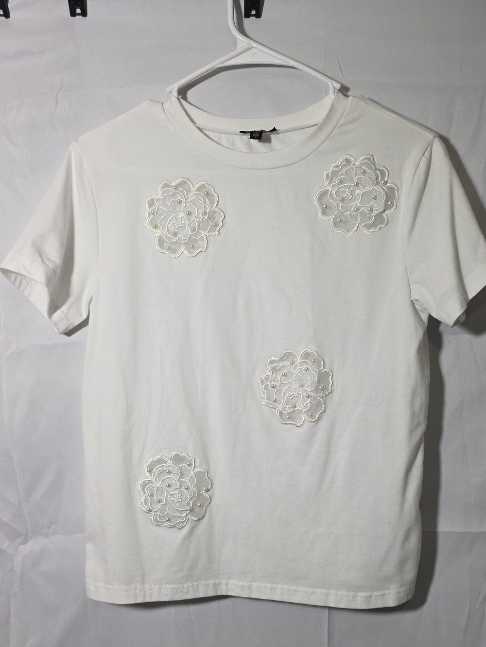 Ontwelfth Women's White Embroidered Floral Crewneck Shirt Size Small (W749)